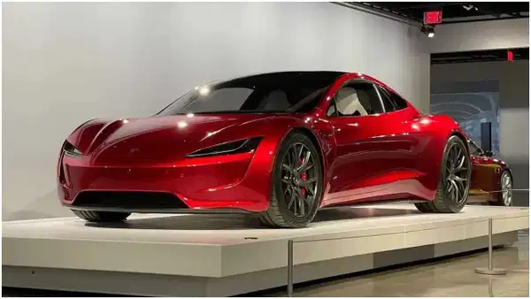 Uçan Tesla Roadster'a fırtına engeli: Gösteri bir kez daha ertelendi