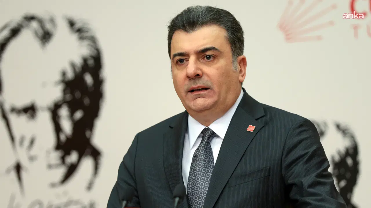 CHP Sözcüsü Emre'den Bakan Gürlek'e yanıt: Algı yönetmek yerine ID numaralarını kameralar karşısında sisteme girin