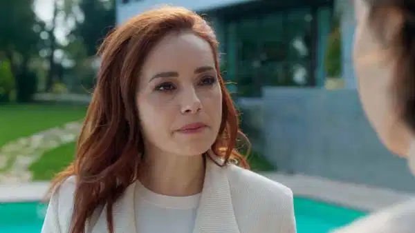 Özgü Namal Cannes yolcusu: 'Sarı Zarflar' ile dünya sahnesine çıkıyor!