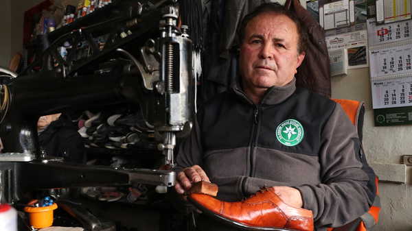 4 kızını zorlukla okutan ayakkabı tamircisi, üniversitedeki kız öğrencilerden ücret almıyor