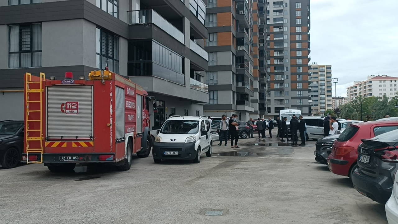 Asansörde mahsur kalanları kurtarmak isterken boşluğa düşüp öldü