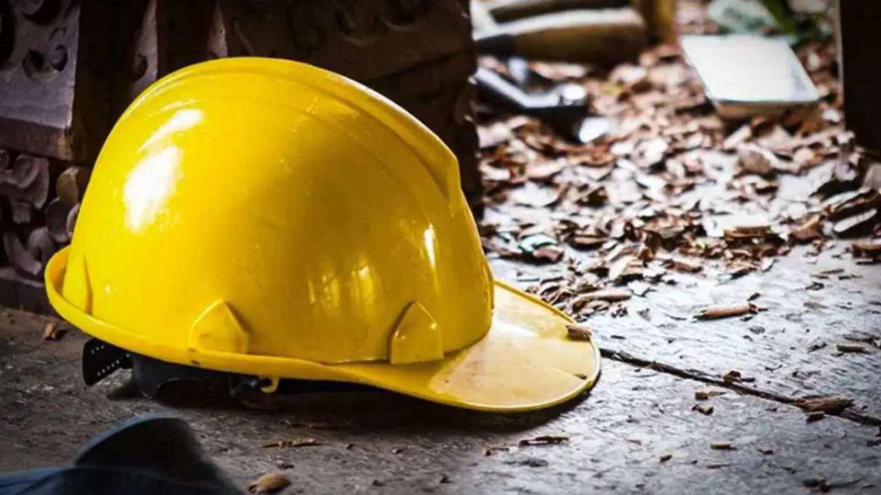 Boya yaparken belindeki halat kopunca 3’üncü kattan düşüp, yaralandı