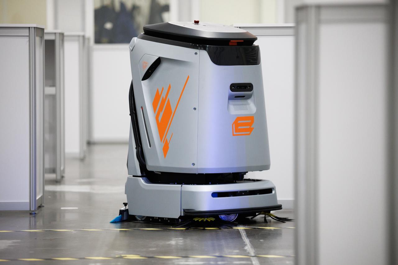 Temizlik robotları Rus Havalimanı ve AVM’lerinde göreve başladı