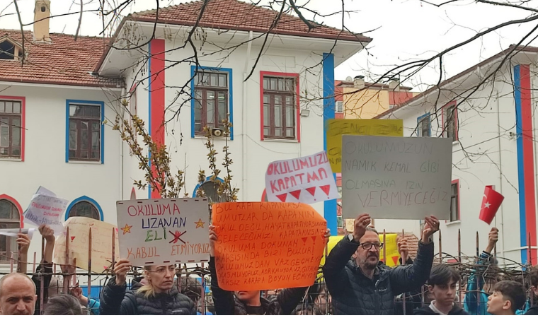 Asırlık okullarının kapatılması öğrencileri isyan ettirdi