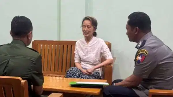 Nobel ödüllü lider Suu Kyi’nin izi kayıp: Ev hapsi mi, yeni bir tecrit mi?