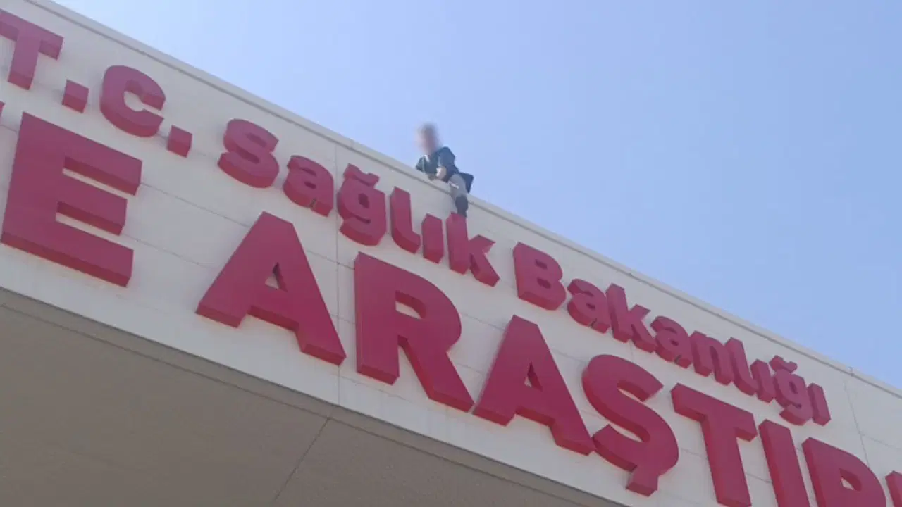 'Gazeteciler gelsin' diyerek hastane çatısında intihara kalkıştı: 'Karpuz keselim' diyerek ikna ettiler