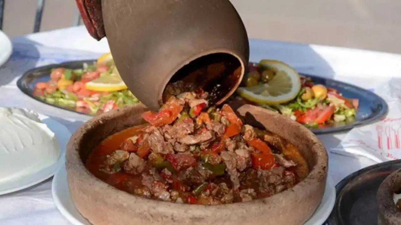 Zırhtan geçirilmiş efsane lezzet: Antakya usulü tepsi kebabı
