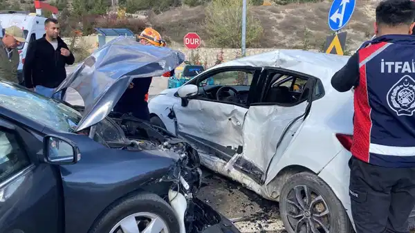 Kavşakta otomobiller çarpıştı: Çok sayıda yaralı var!