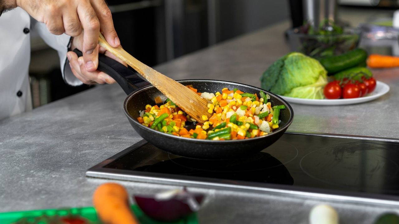 Çizik tavalardaki görünmez tehlike: Plastik parçacıkları yutuyor olabilirsiniz...