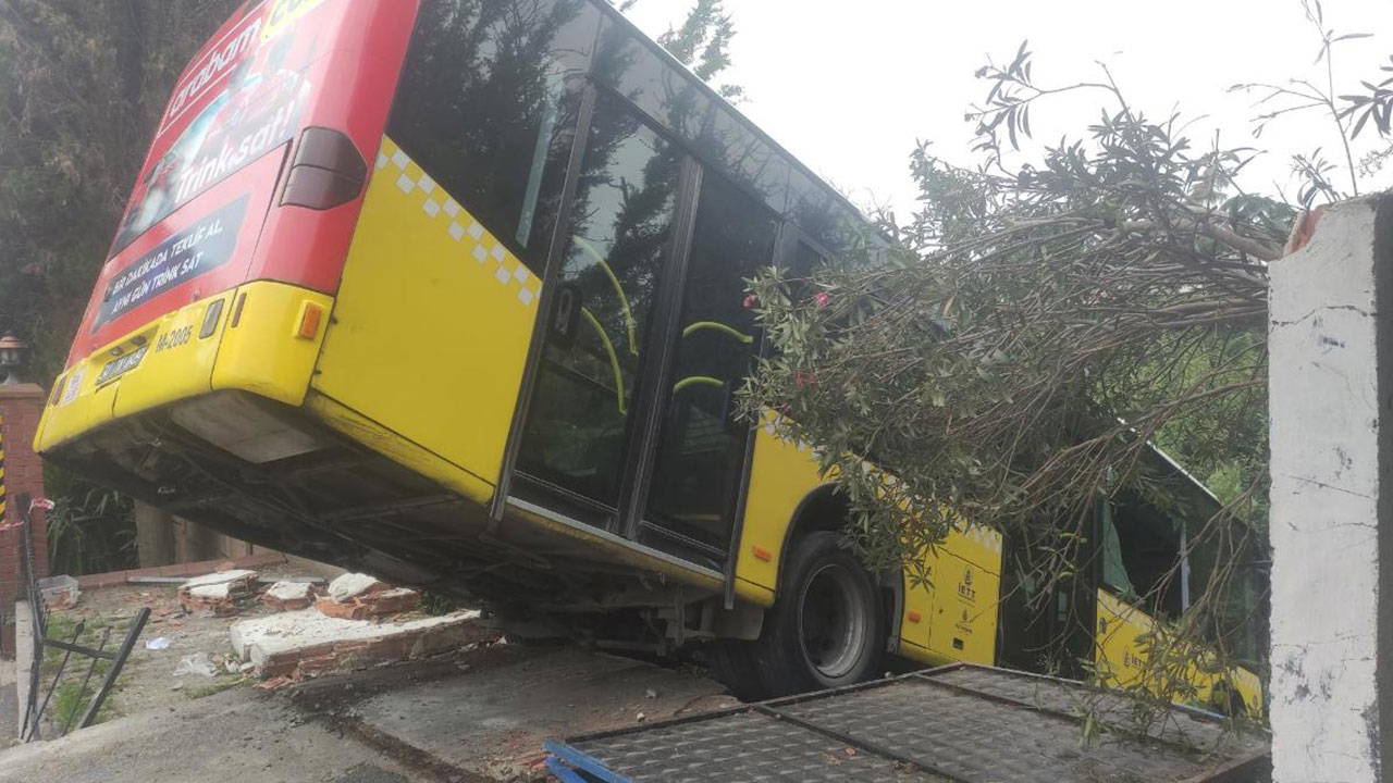 Üsküdar'da feci kaza: İETT otobüsü istinat duvarında asılı kaldı