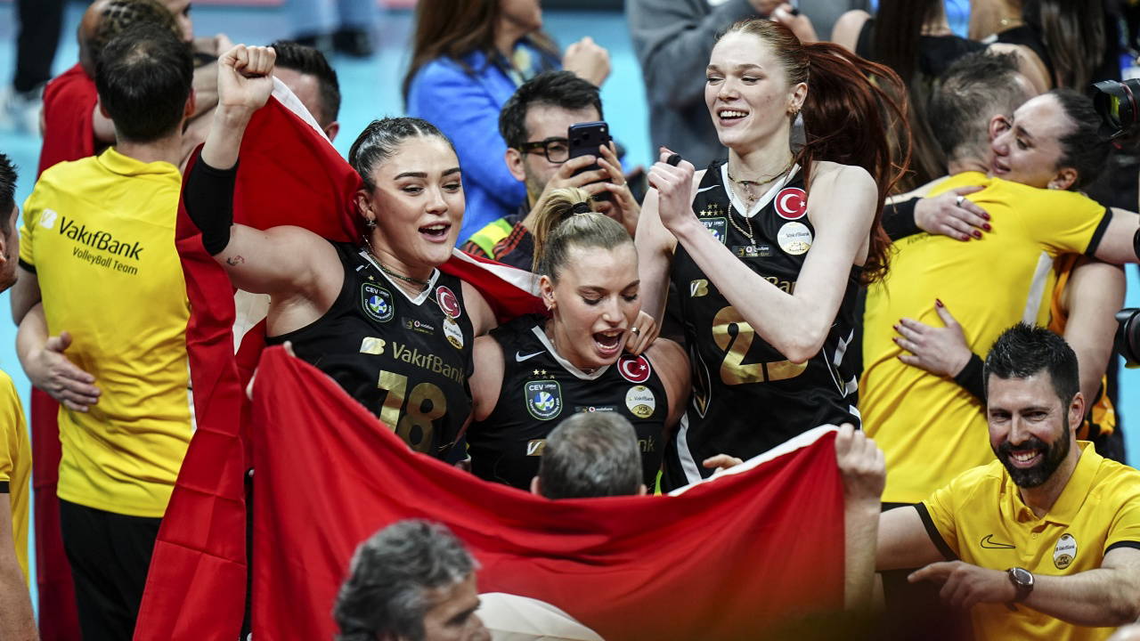 CEV Şampiyonlar Ligi'ndeki Türk derbisinde kazanan VakıfBank! 7. kez Avrupa'nın en büyüğü...