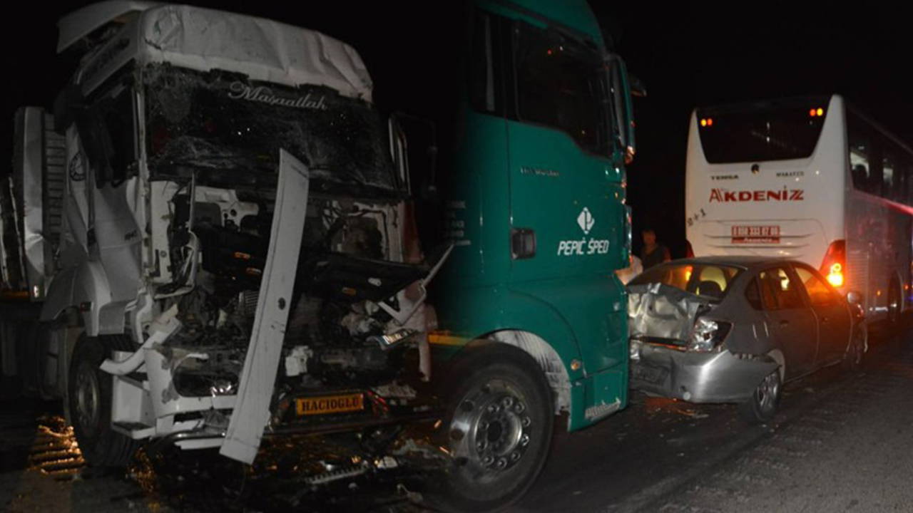 Ayvalık'ta zincirleme kaza: Ölü ve yaralılar var!