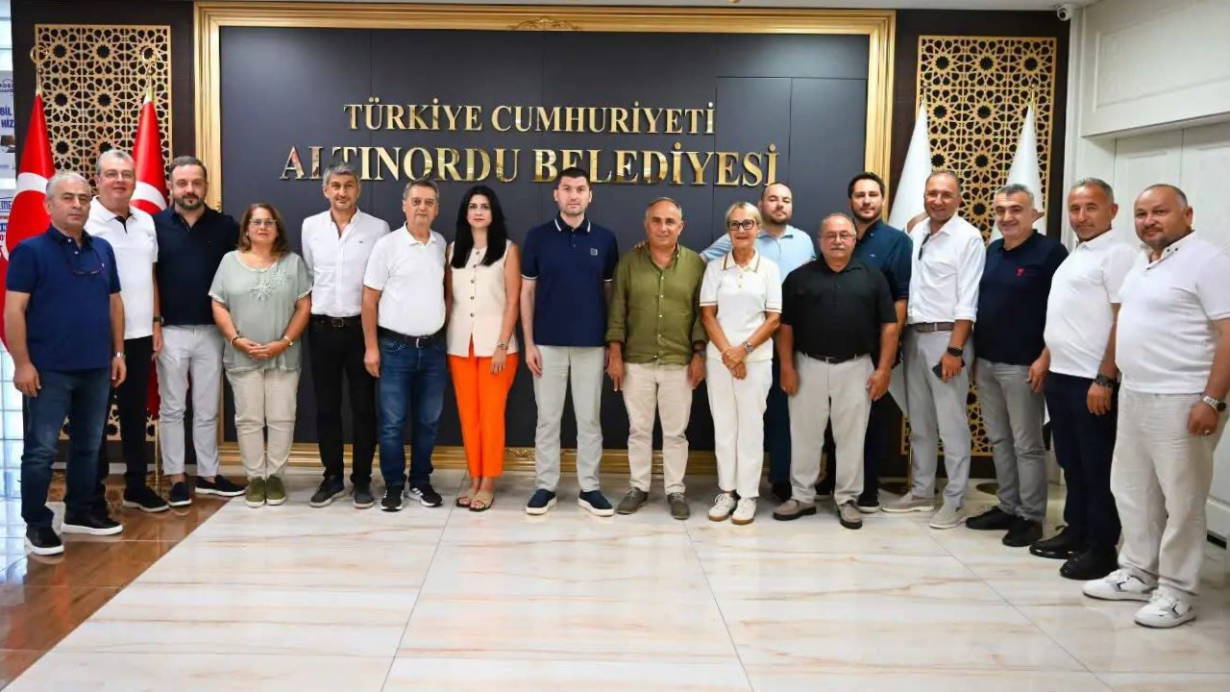 Altınordu Belediye Başkanı Tepe, belediye meclis üyeleriyle birlikte CHP'den istifa etti