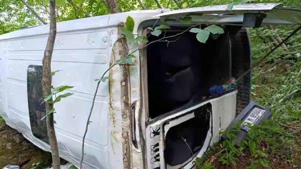 Ordu'da uçuruma yuvarlanan minibüsteki 5'i çocuk 10 kişi yar