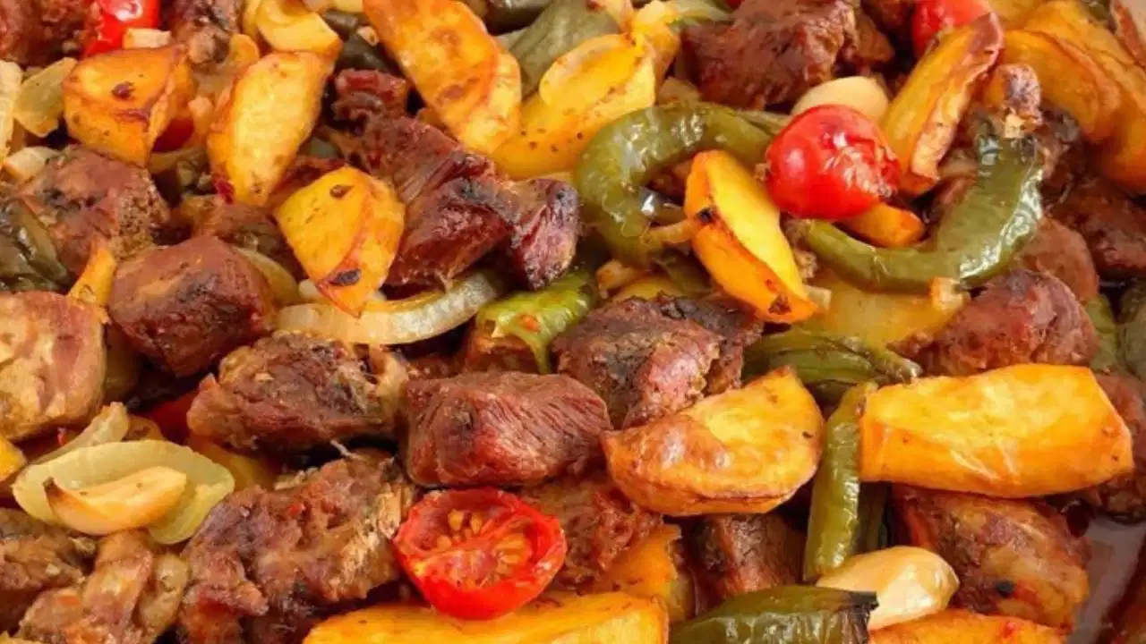 Fırından çıkan enfes lezzet: Sebzeli tepsi kebabı
