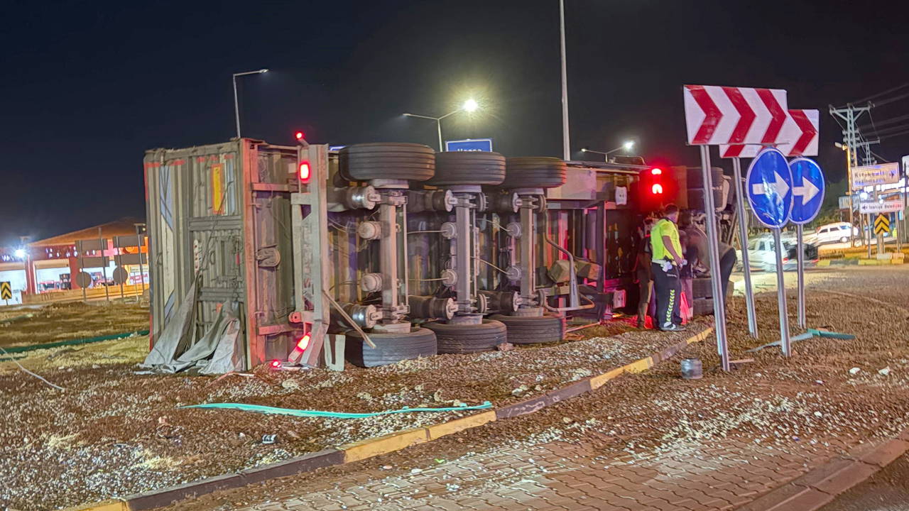 Gaziantep'te panik anları... TIR devrildi: 17 ton arpa yola saçıldı