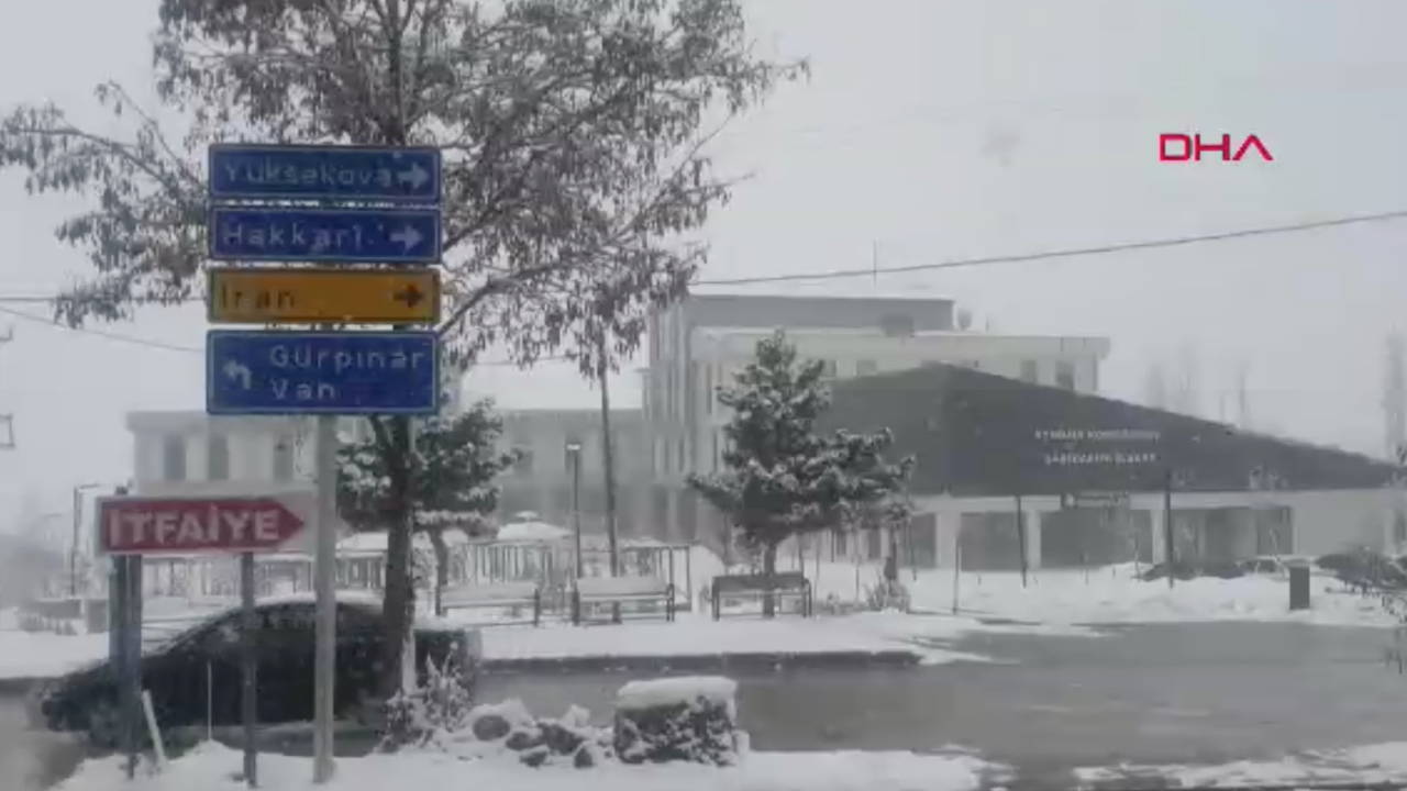 Van'da 34 yerleşim yeri kardan kapandı