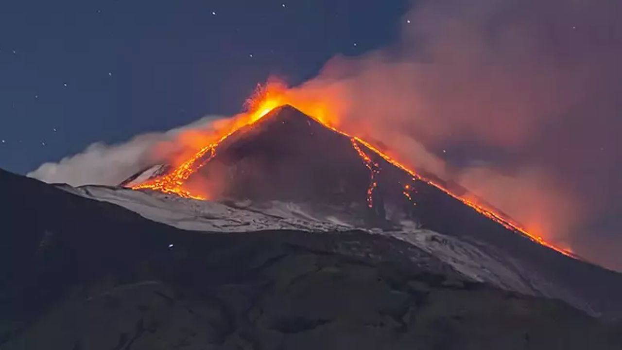 Avrupa'nın en yüksek yanardağı faaliyete geçti