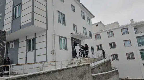 Bir çift evlerinde silahla vurulmuş halde bulundu