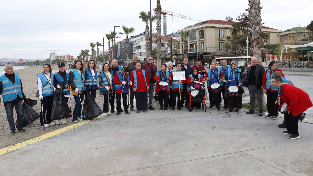 Büyükçekmece Gökkuşağı Engelli İzci Kulübü, çevreyi kirletenleri trampet ve darbuka çalarak protesto etti