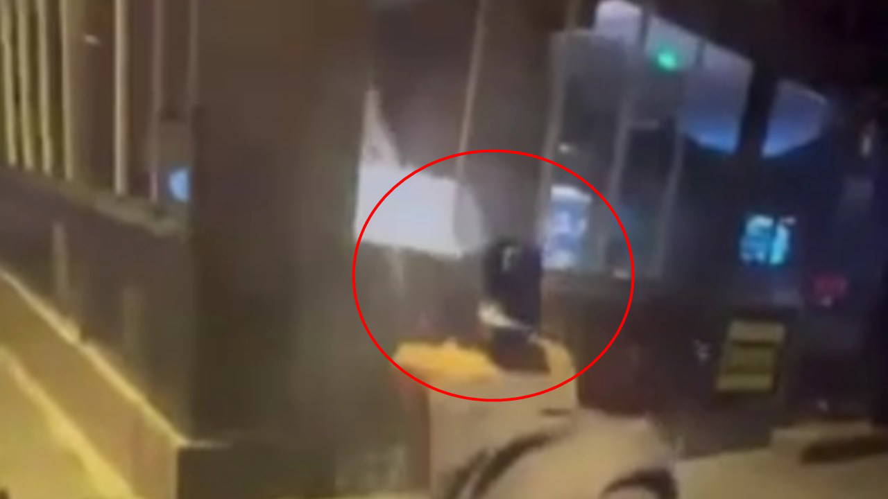 O anlar kamerada! Avcılar'da kafeye saldırı: Biri ateş açtı, diğeri kaydetti