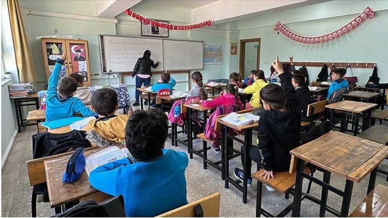 ‘Okullara siyaset sokmayın açıklamasına ceza’