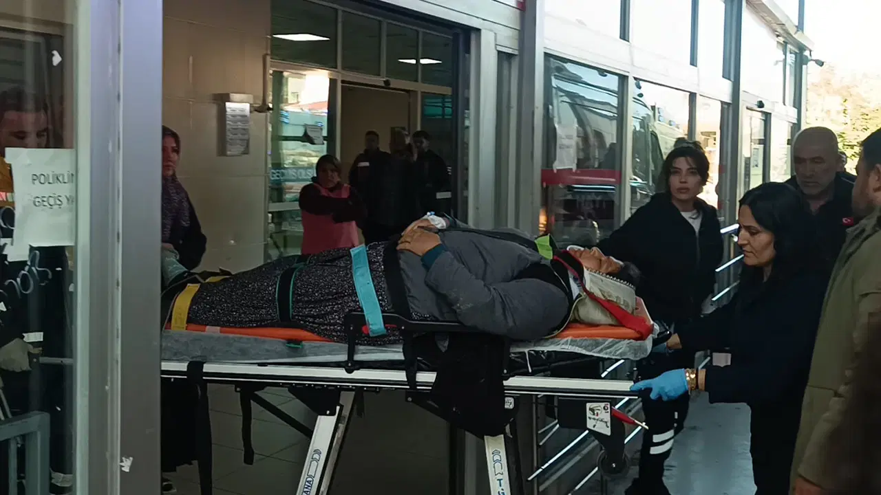 Adana'da tarım işçilerini taşıyan minibüs devrildi: 17 yaralı