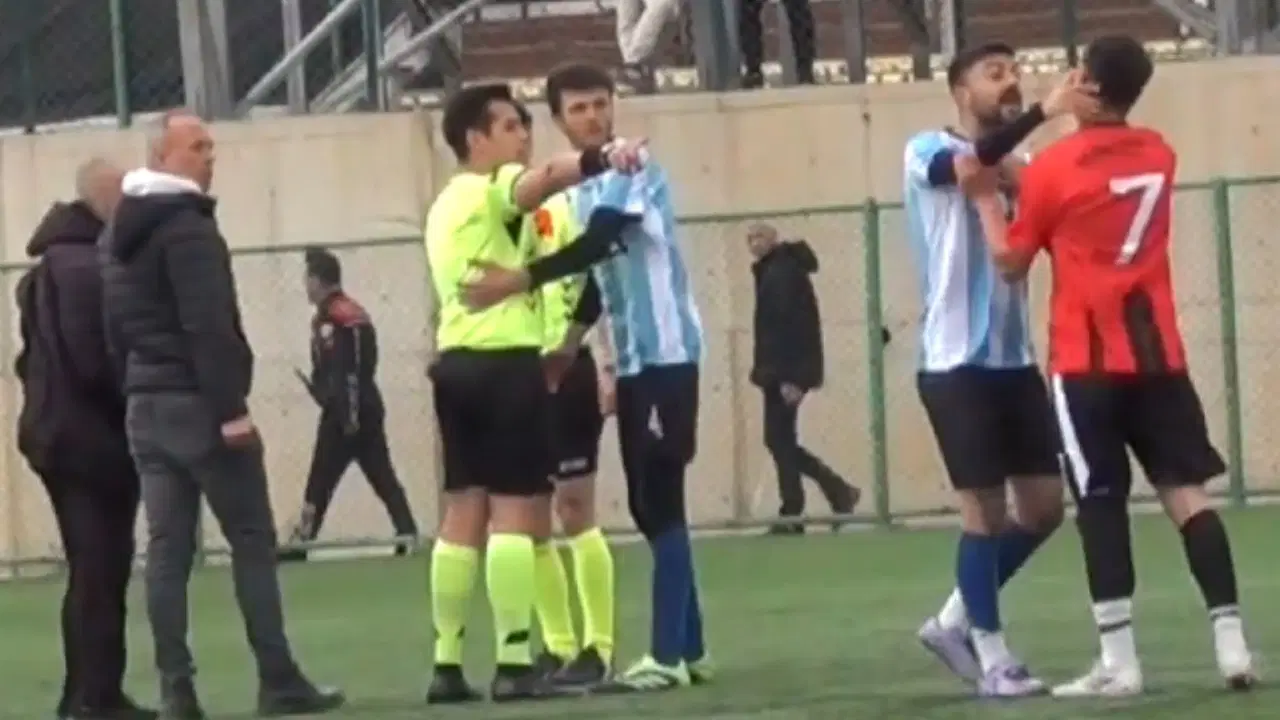 Hakemin yüzünü yumruklayan futbolcu gözaltına alındı!