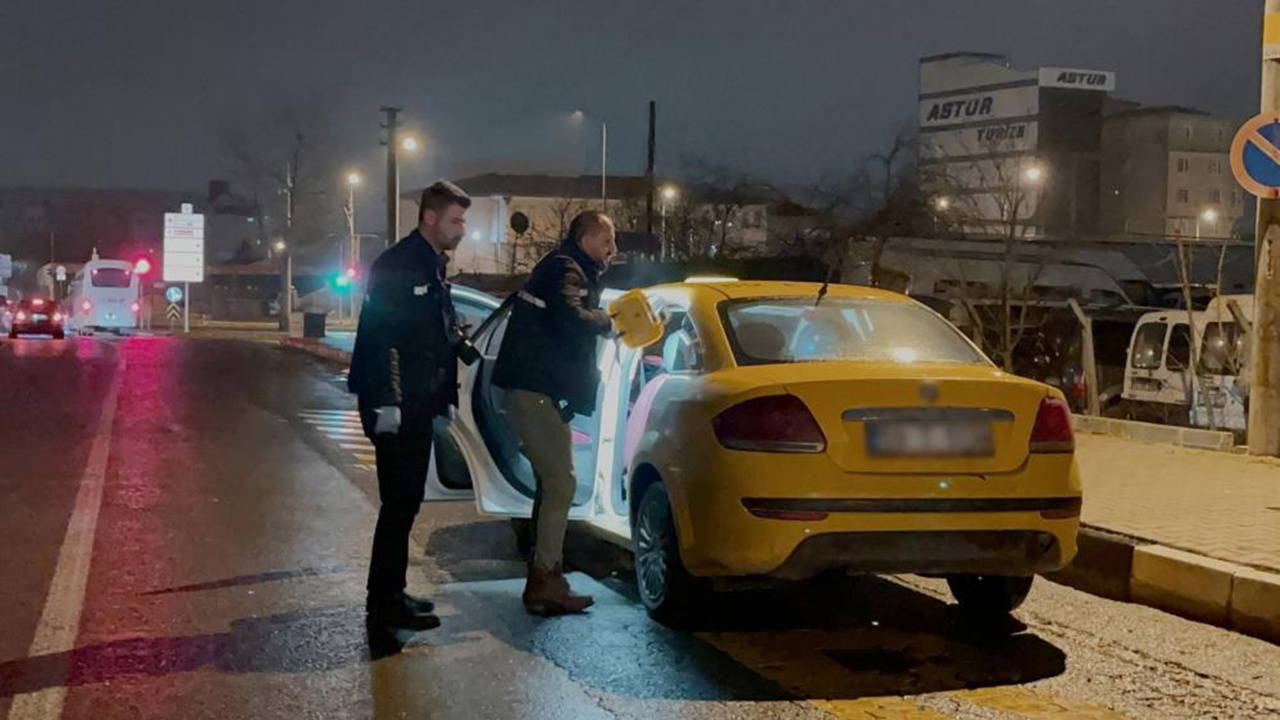 Takside yolcu dehşeti: Şoförü omzundan bıçakladı