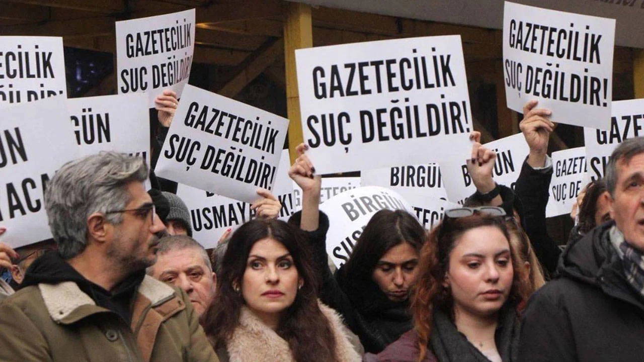 Gazeteciler baskılara ve sansüre karşı sokağa çıkıyor… Özel’den çağrı: ‘AKP’nin kara düzenine karşı yürüyoruz’