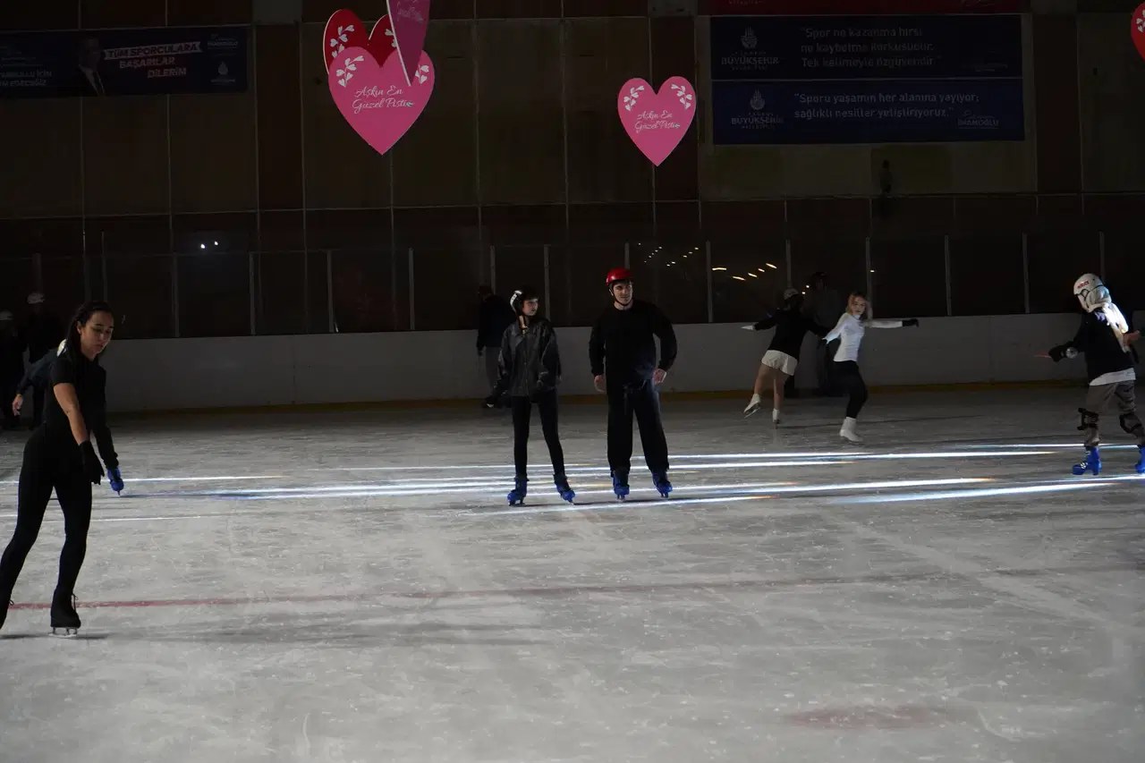 Buzda Sevgililer Günü romantizmi