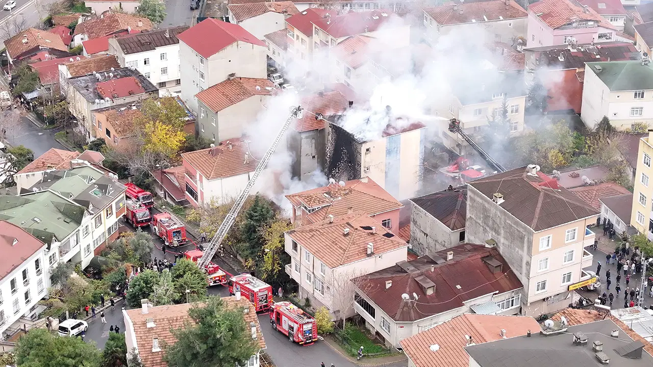 Ataşehir'de korkutan yangın: 2 binaya daha sıçradı!