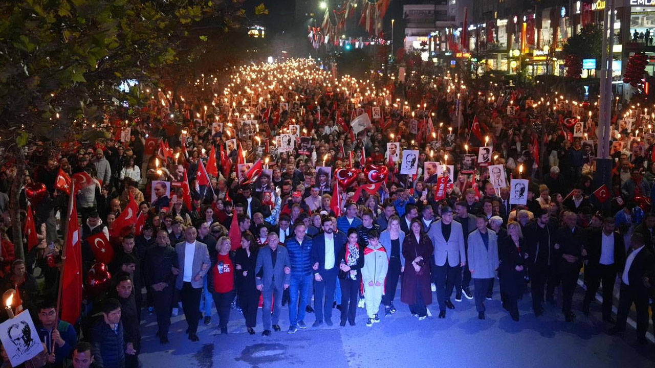 Ataşehir'de binlerce kişi 29 Ekim coşkusuna ortak oldu