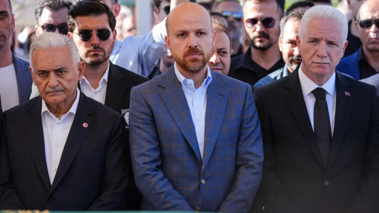 Yiğit Bulut'un cenazesinde dikkat çeken görüntü: Bilal Erdoğan, Egemen Bağış ile tokalaşmadı