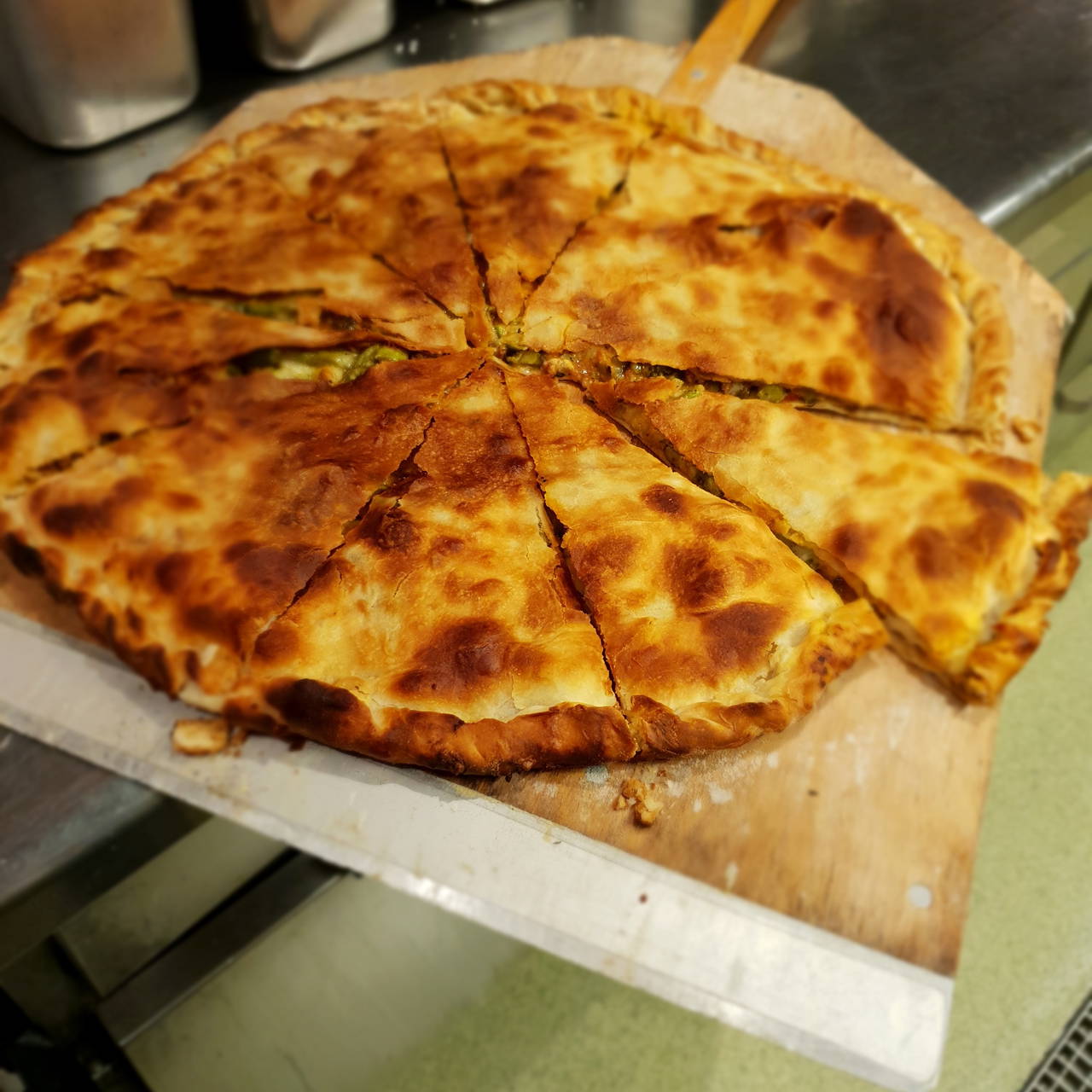 Çıtır çıtır hamuruyla damak çatlatan geleneksel lezzet: Arnavut böreği tarifi