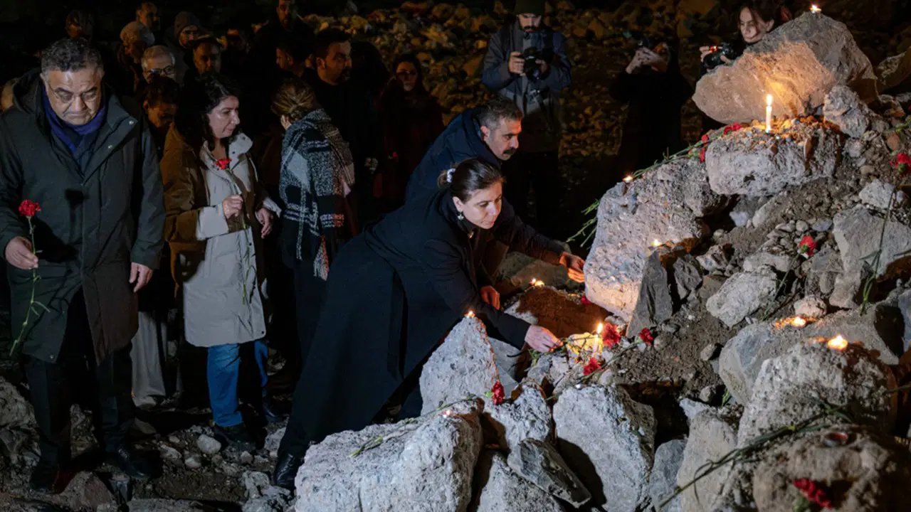 6 Şubat depremlerinin üçüncü yılı…  Diyarbakır’da yaşamını yitirenler anıldı