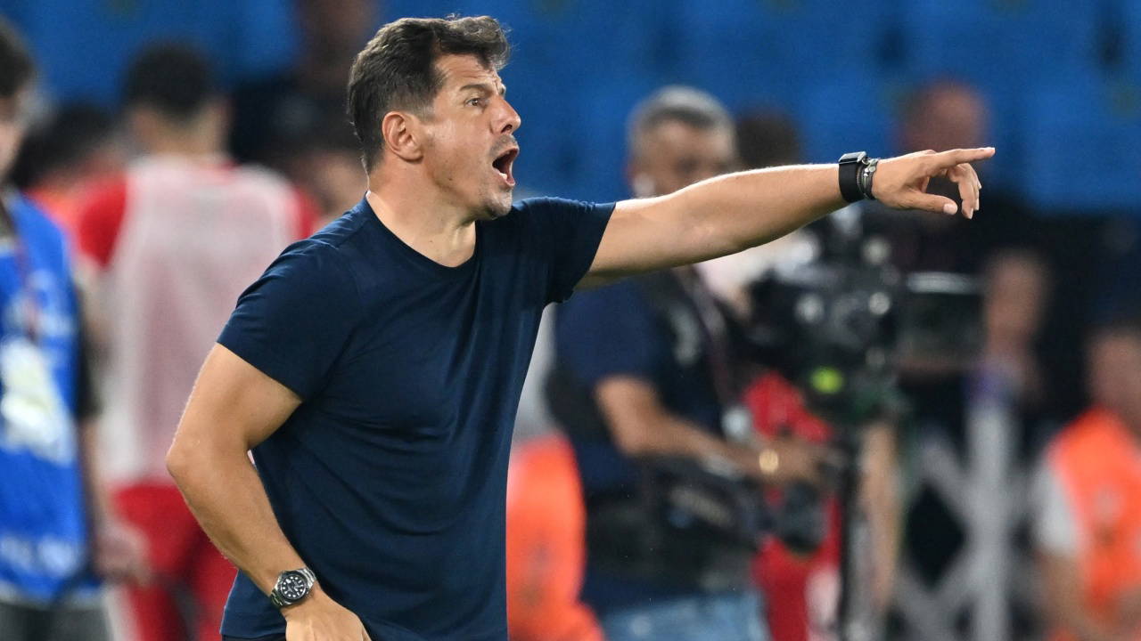 Emre Belözoğlu isyan etti: 'Transferi açamıyoruz'