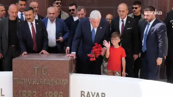 Müsavat Dervişoğlu, Celal Bayar’ın anıt mezarını ziyaret etti