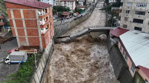 Rize'de sel bölgesinden 17 kişi helikopterlerle tahliye edildi