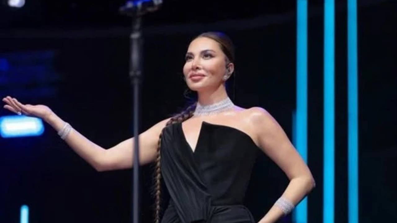 Ebru Yaşar, yaz turnesinde Ayvalık'ta sahne aldı