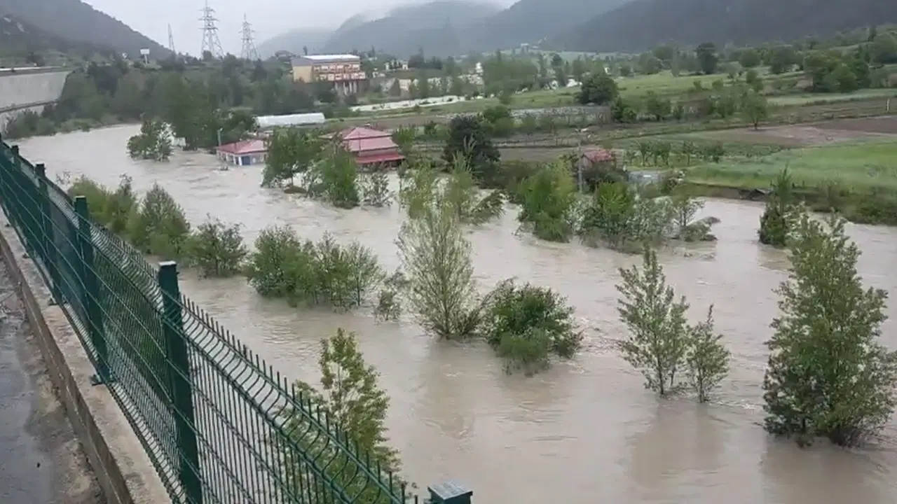 Tokat'ta Kelkit Irmağı yükseldi: Evleri su bastı