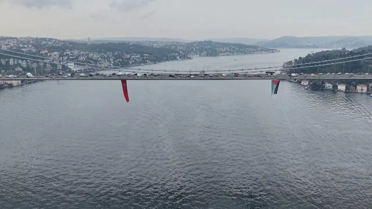 İstanbul Boğazı'ndaki köprülere Filistin bayrağı asıldı