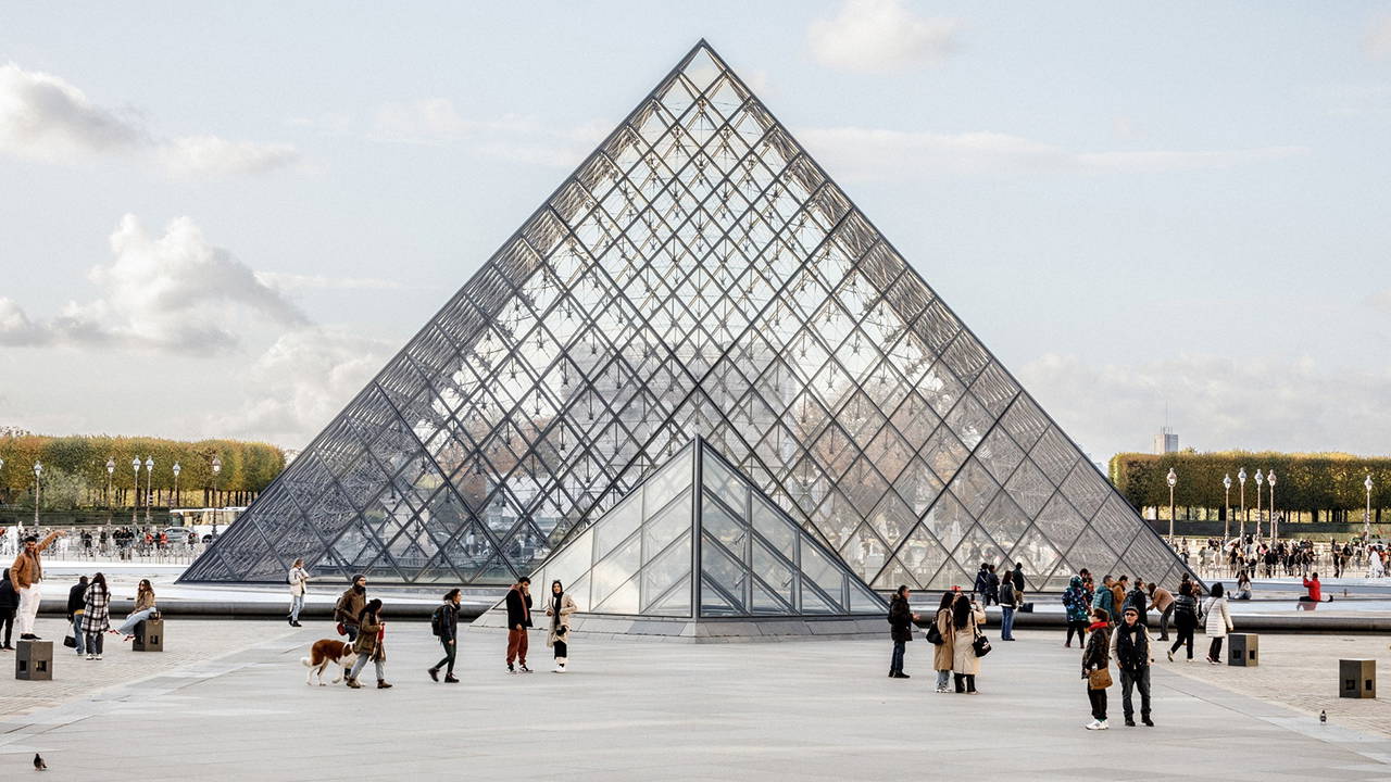 Louvre Müzesi, mücevher soygununun ardından yeniden açıldı