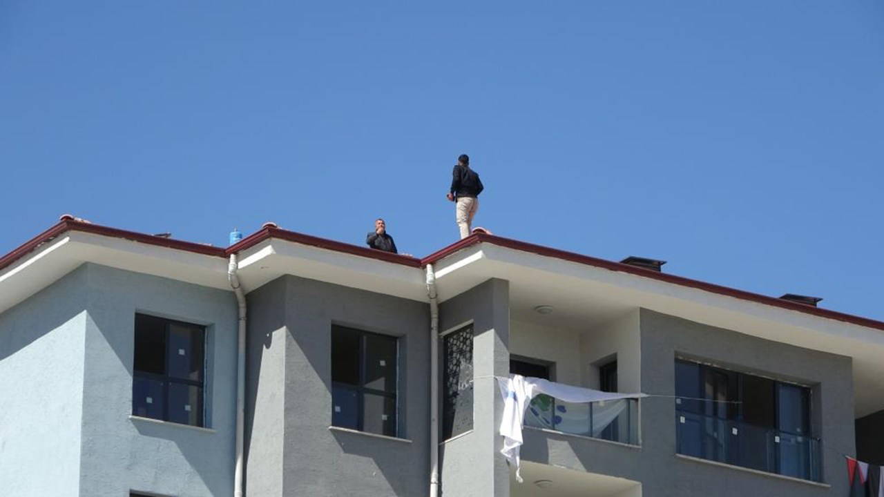 Hakkı ödenmeyen işçi çatıya çıktı