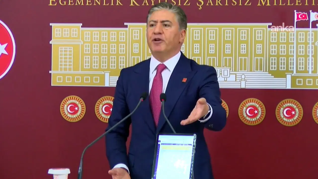 Malvarlığını açıklamıştı... CHP'li Murat Emir basın toplantısına elinde tabletle çıktı: 'Taşınmaz beyanı böyle yapılır!'