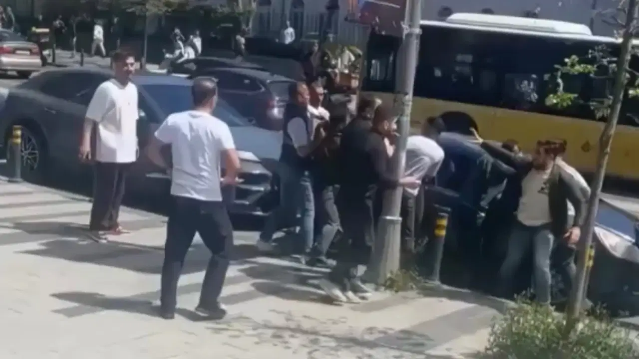 Mecidiyeköy'de kavgayı ayırmak isteyen kişi tekme ve yumruklarla darbedildi