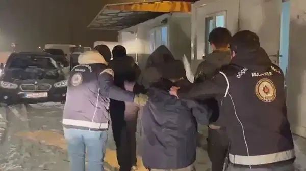 Kars'ta operasyon: Saman balyalarının arasında 3 kaçak göçmen yakalandı