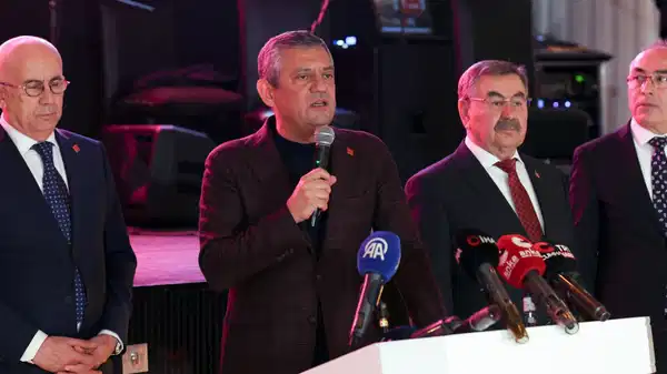 Özgür Özel: "Türkiye’yi derhal o masadan kalkmaya, İsrail’in yanında değil karşısında durmaya davet ediyoruz"