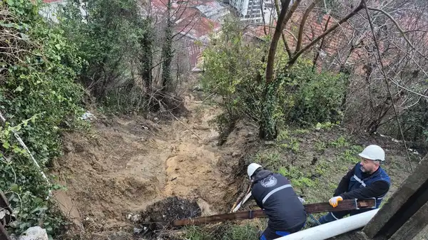 Zonguldak'ta heyelan: Su borusu patladı, elektrik direkleri devrildi!