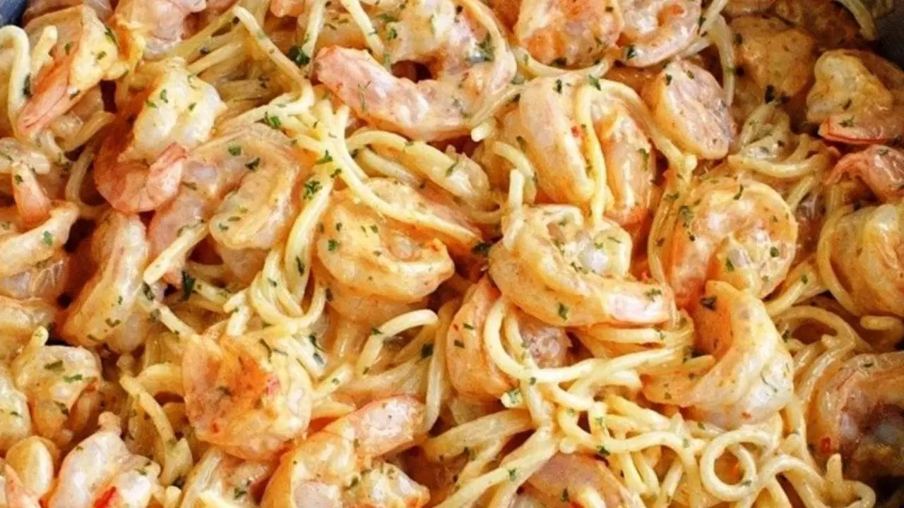 15 dakikada restoran lezzeti: Karidesli makarna tarifi